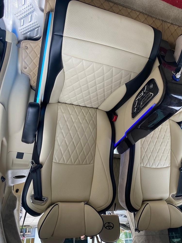 丰田兰德酷路泽改装中排航空座椅案例