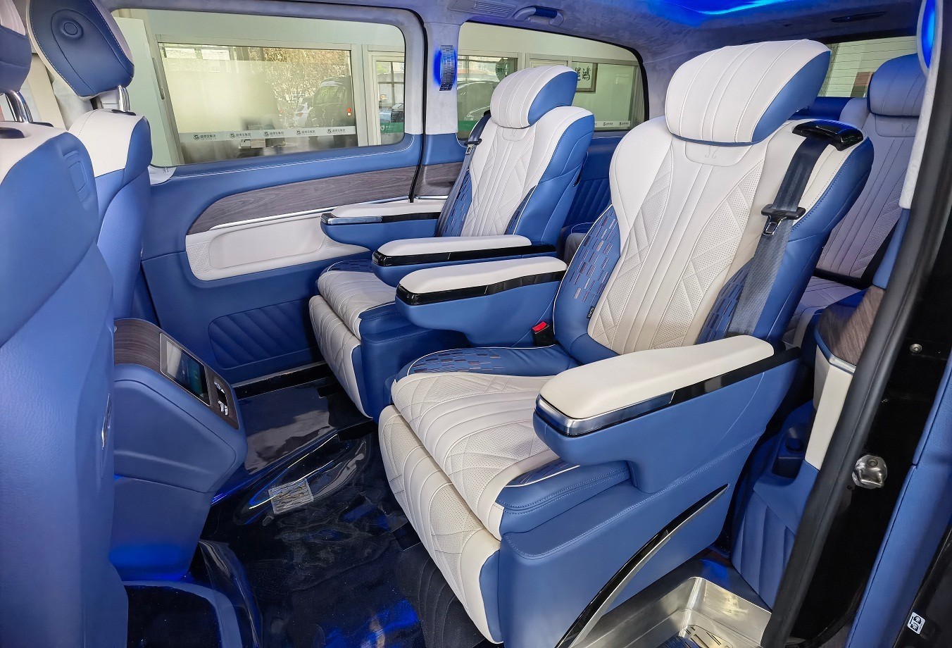 v260改迈巴赫版需要多少钱,最适合家用的商务车 `进口奔驰v250迈巴赫