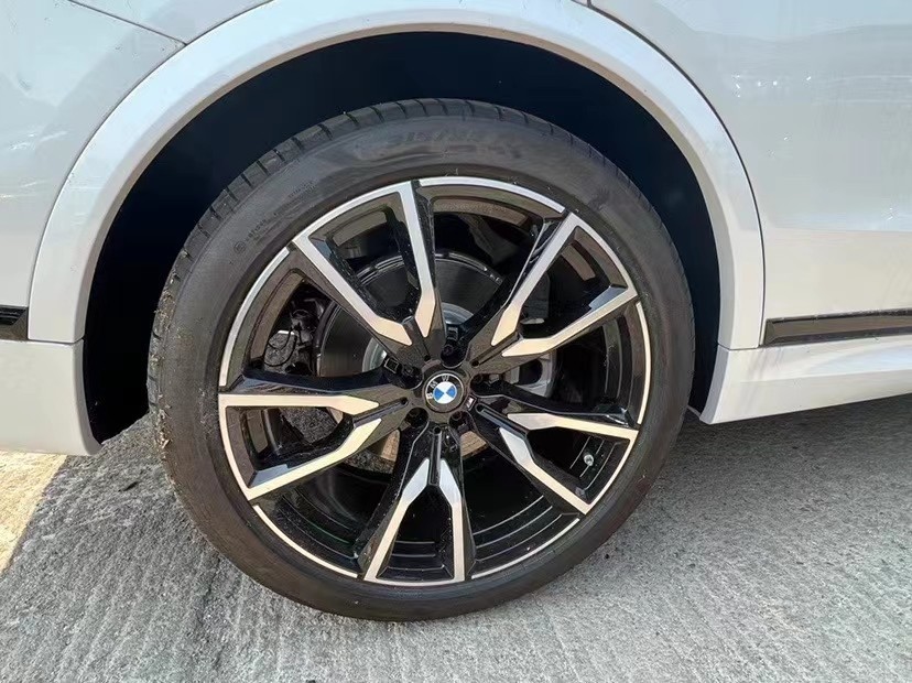 配置:六座,m运动包(22寸幅双69轮毂,m方向盘,高光行李架,运动变速箱