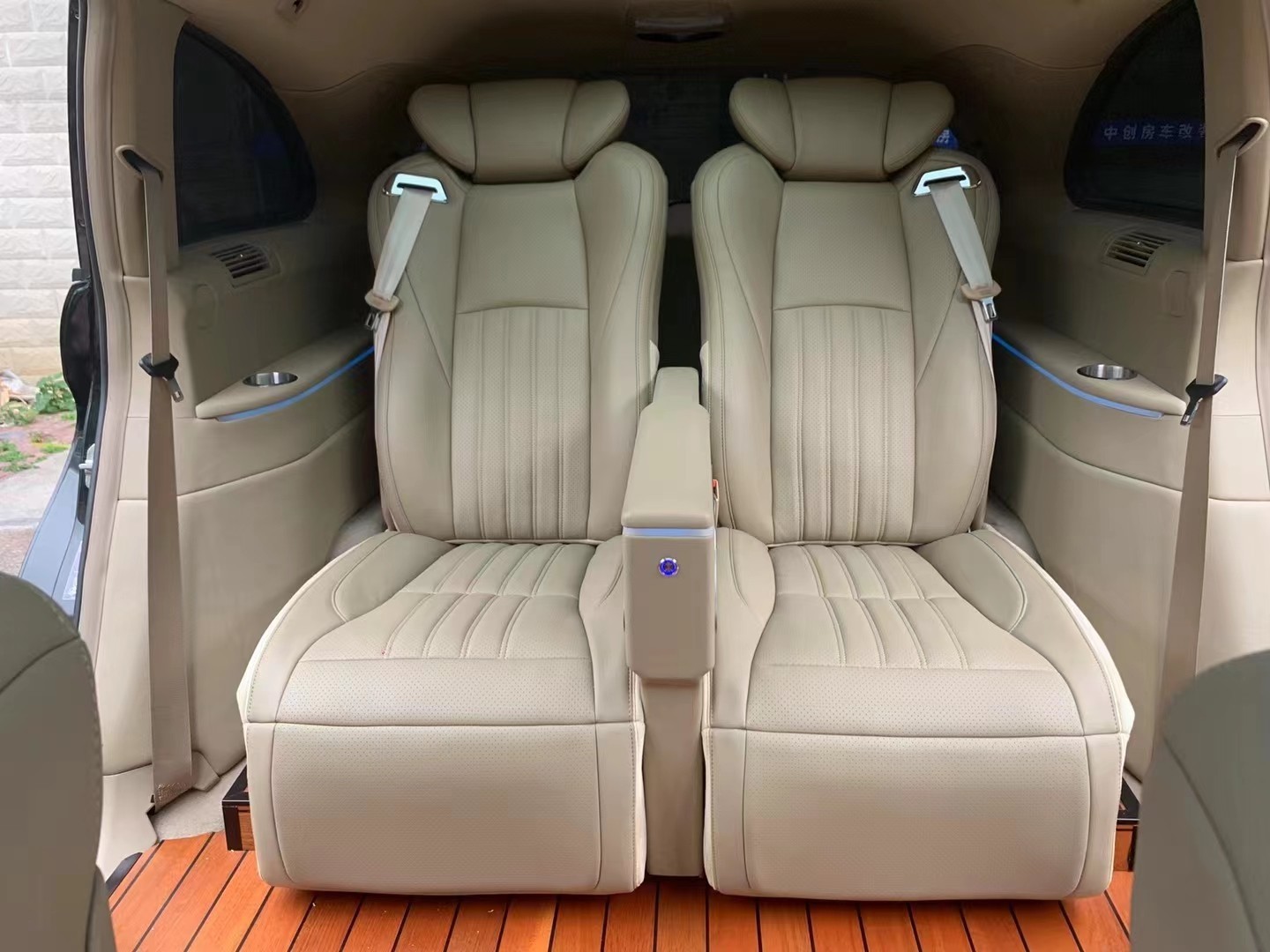 奔驰r320改装中排航空座椅柚木地板案例