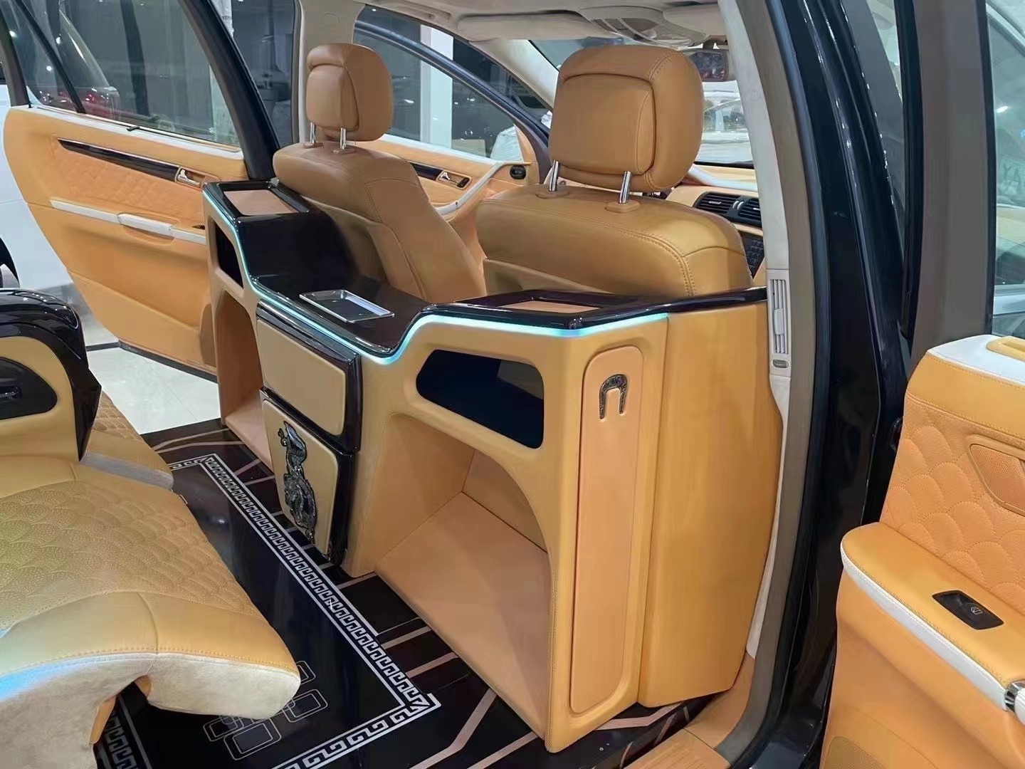 奔驰r级改装航空座椅隔断吧台案例