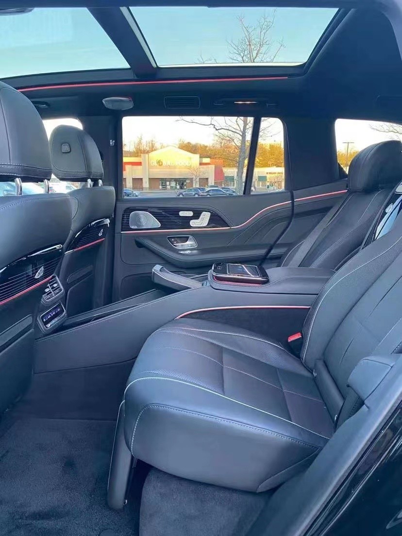 内饰也极尽奢华,奔驰常见的全尺寸液晶屏联屏设计也用在了迈巴赫gls