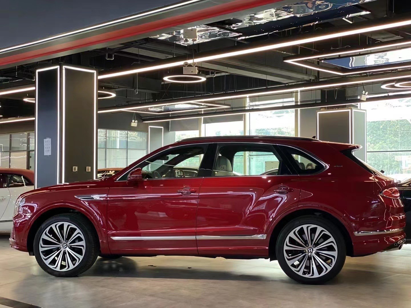 22款宾利添越祥龙红实车更帅气大顶配_凤凰网汽车_凤凰网