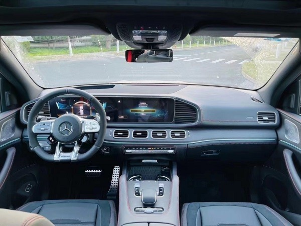 22款奔驰gle53的内饰方面,依旧延续了运动型amg的主题,乍一看,你可能