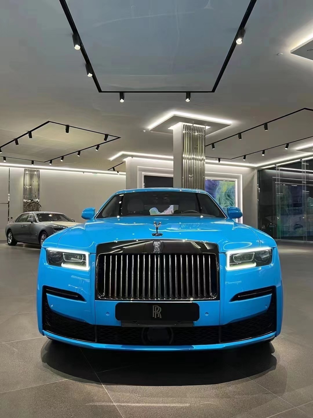 新款劳斯莱斯魅影的外观设计还是相当的霸气的,前脸部分它采用的是竖