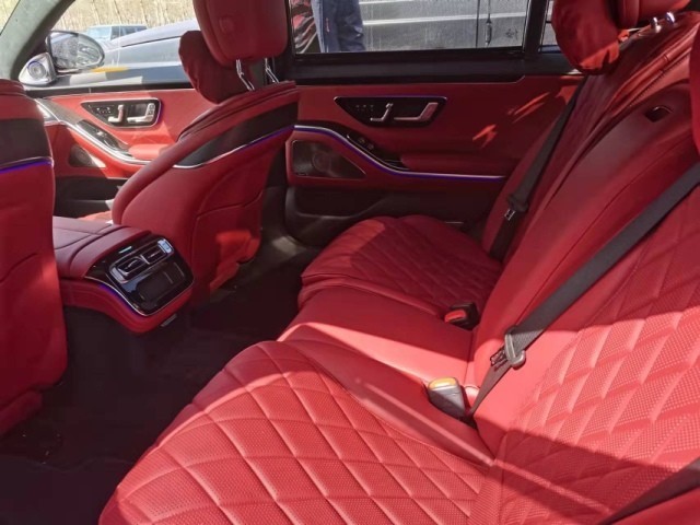 中控部分搭载了双屏设计22款奔驰s500座椅采用的是打孔设计,并且呈现