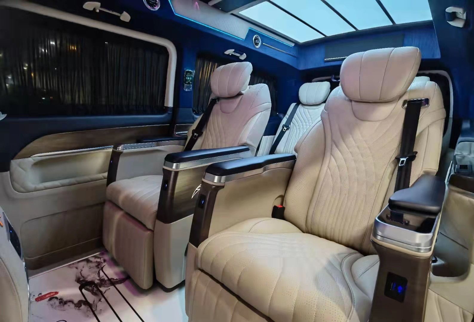 奔驰迈巴赫vs680高顶v260l升级体验