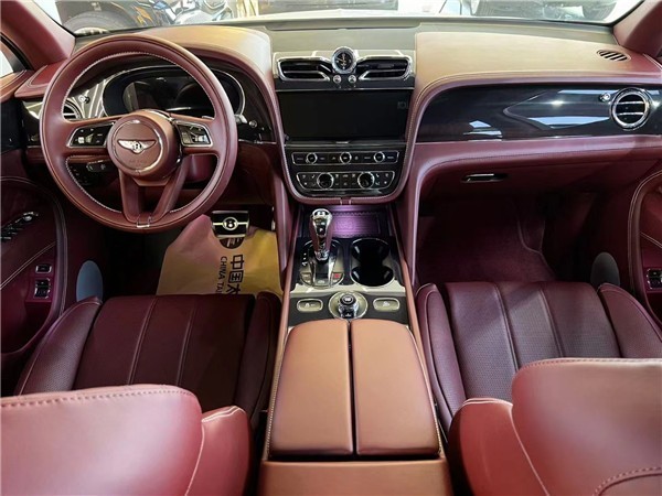 宾利添越内饰的豪华感就不用多说了,毕竟是超豪华品牌的车型,与我们