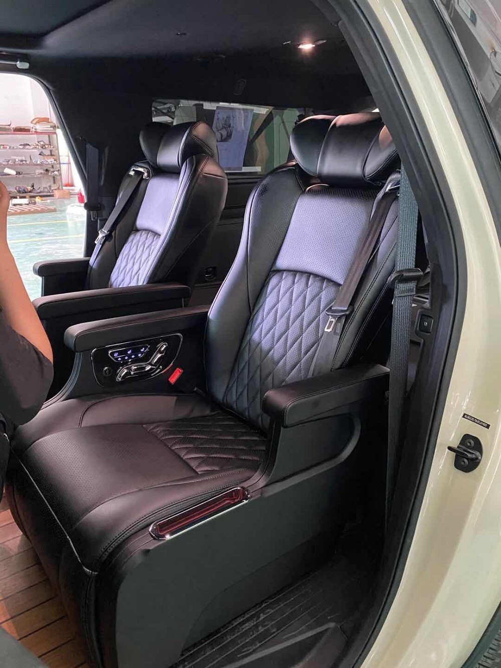 林肯领航员改装升级中排航空座椅案例