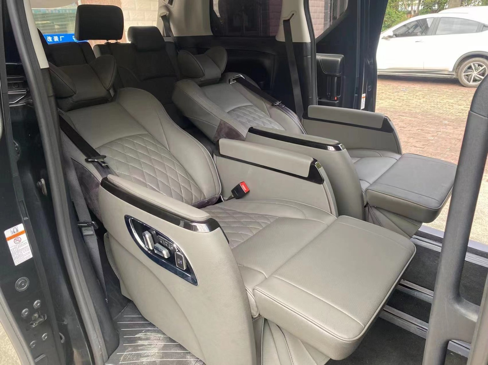 丰田威尔法改装升级航空座椅案例