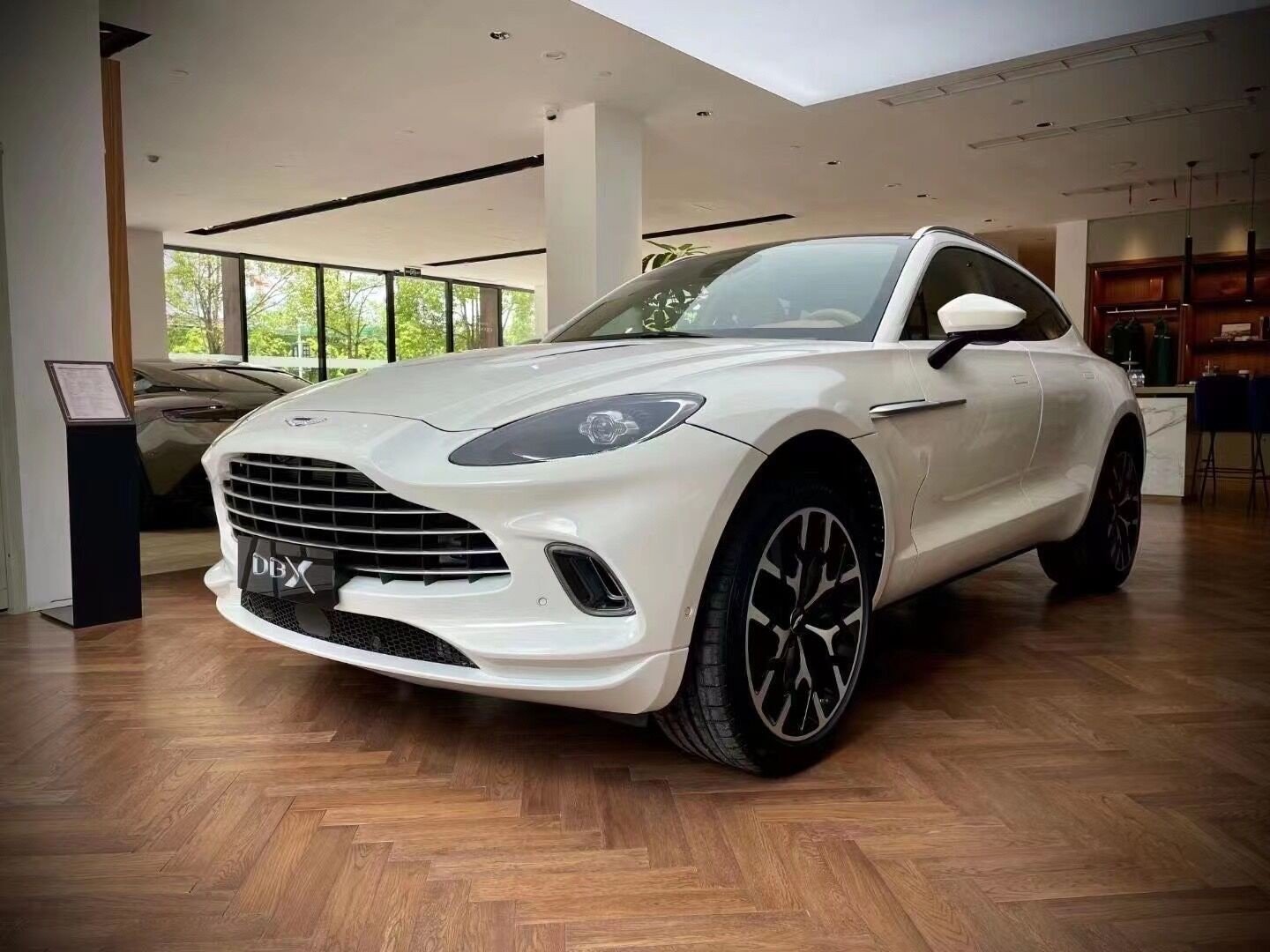 国六22款阿斯顿马丁dbx越野前脸