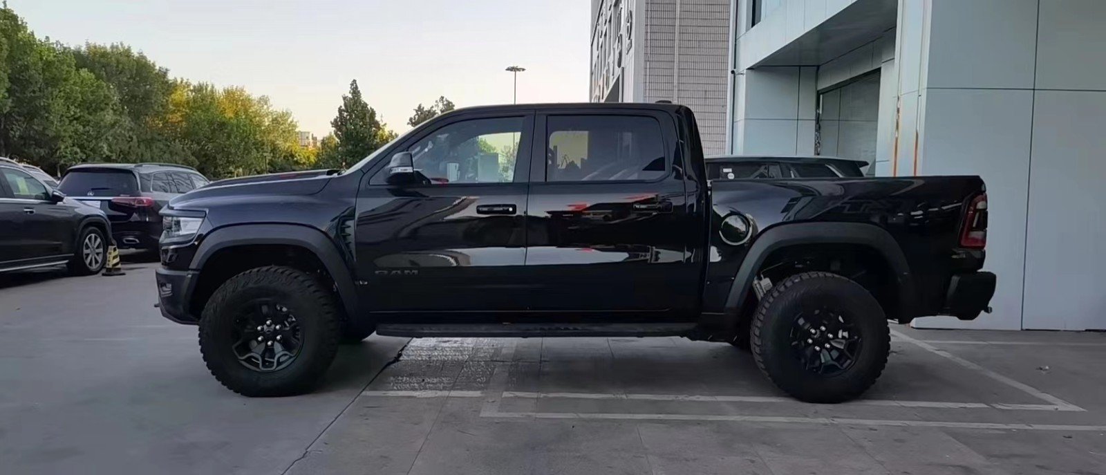 天津港22款道奇霸王龙二级包现车138万_凤凰网汽车_凤凰网