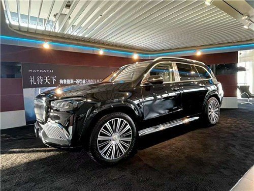 奔驰迈巴赫gls600加长5.98米580万_凤凰网汽车_凤凰网
