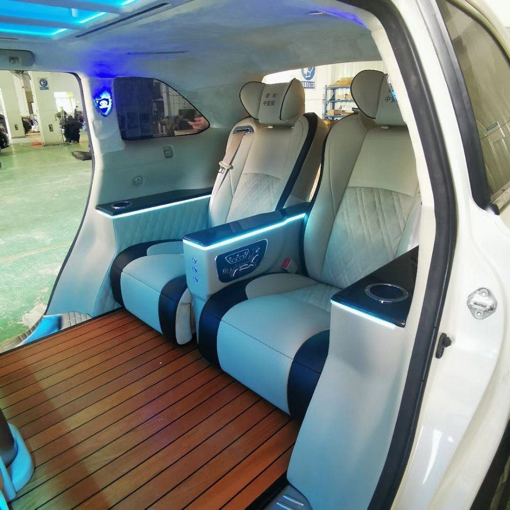 汉兰达7改4改装中排航空座椅及内饰案例