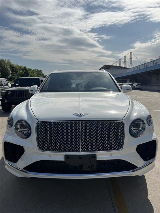 21款宾利添越平行进口v8白色彰显高贵