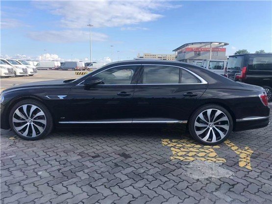 2021款宾利飞驰v8年轻富豪的移动宫殿