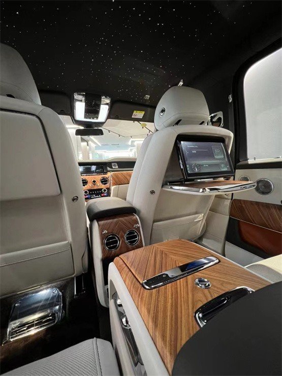 劳斯莱斯古思特后排座椅在当你第一次打开它魔法般平衡手感的后门,你