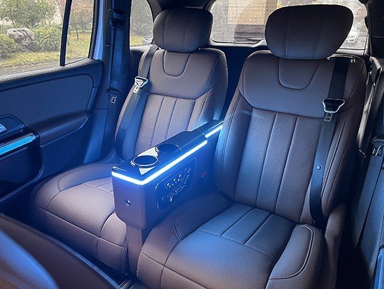 本公司专业改装以及专门研发多款suv专用配件,航空座椅以及内饰吧台