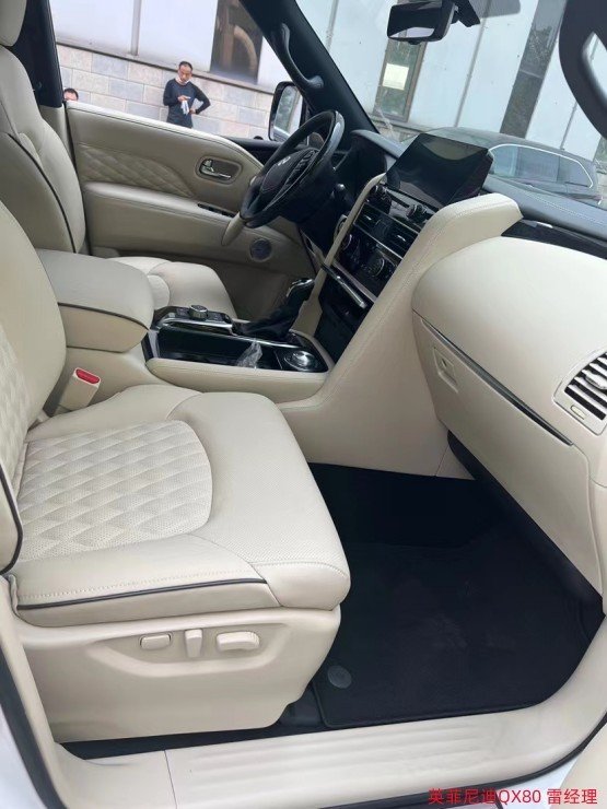 英菲尼迪qx80内饰搭配实木装饰,显示了车辆的好换气息.