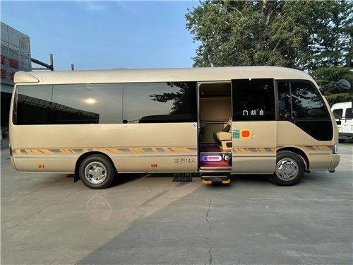 接待商务车最新报价,改装方面考斯特更加注重商务旅行中办公的实用性