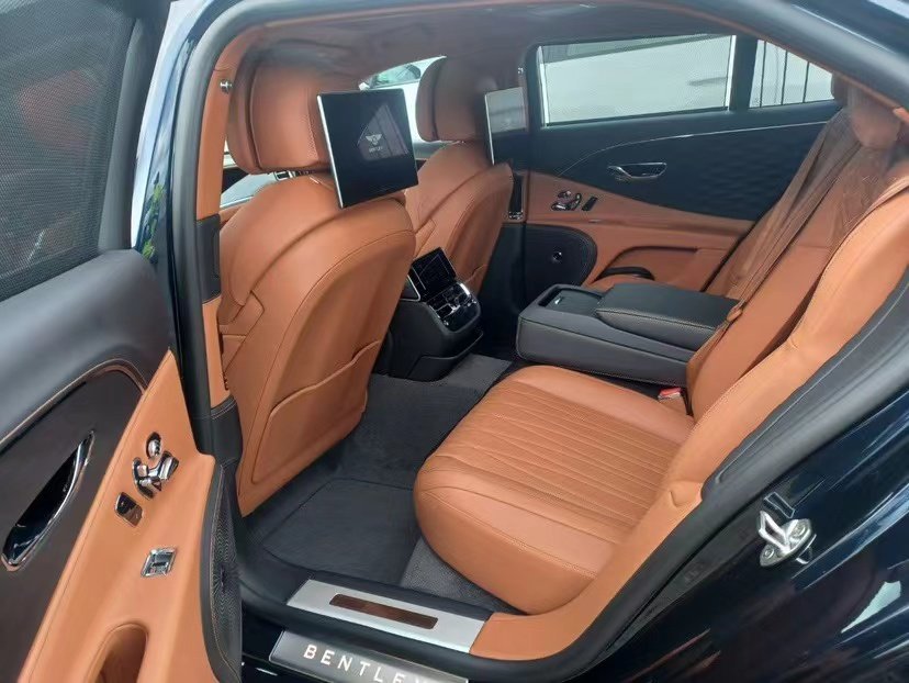 2022款宾利飞驰后排座椅空间也比较宽敞,座椅的舒适度还行,不过底盘调