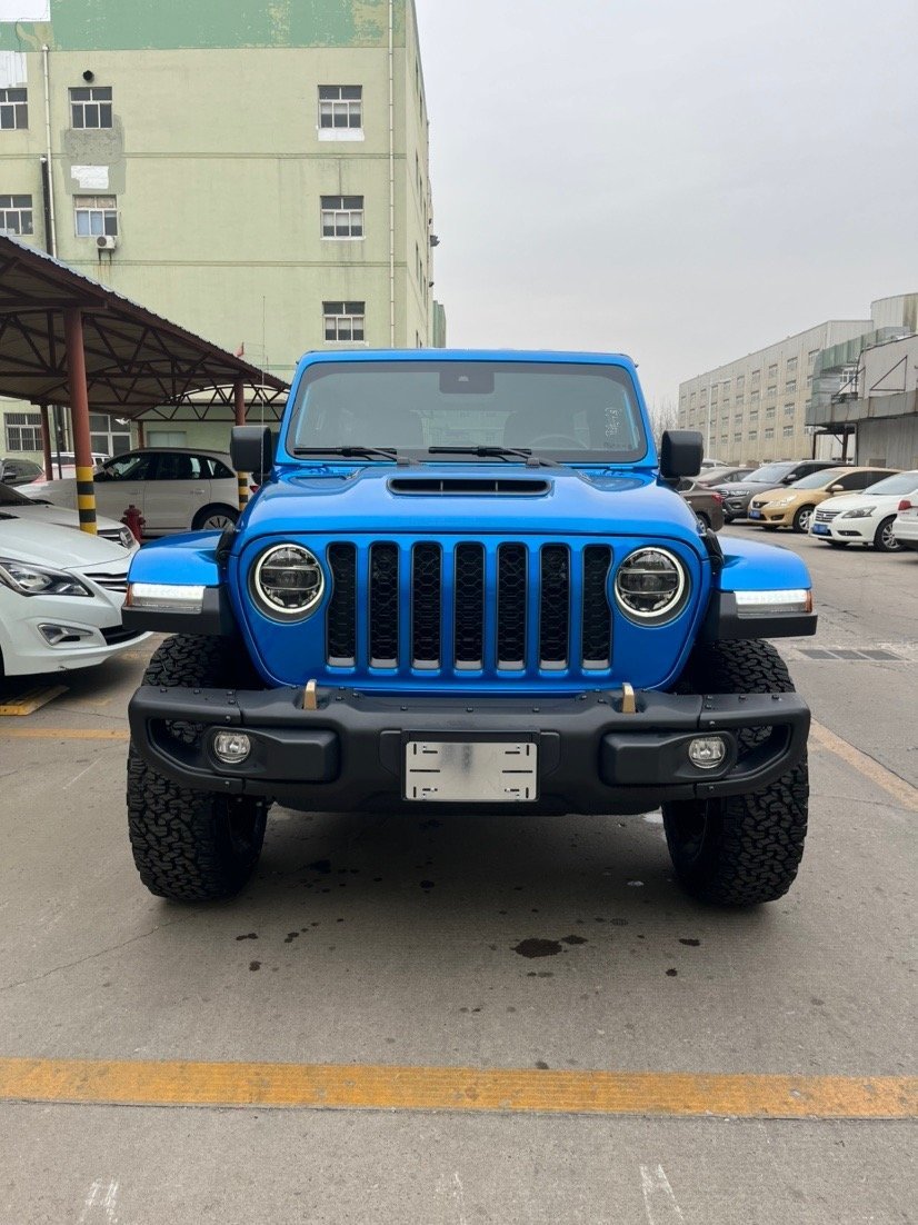 配置:牧马人392 配置:6.4v8黑米发动机,470匹马力,扭矩637,百米加速4.