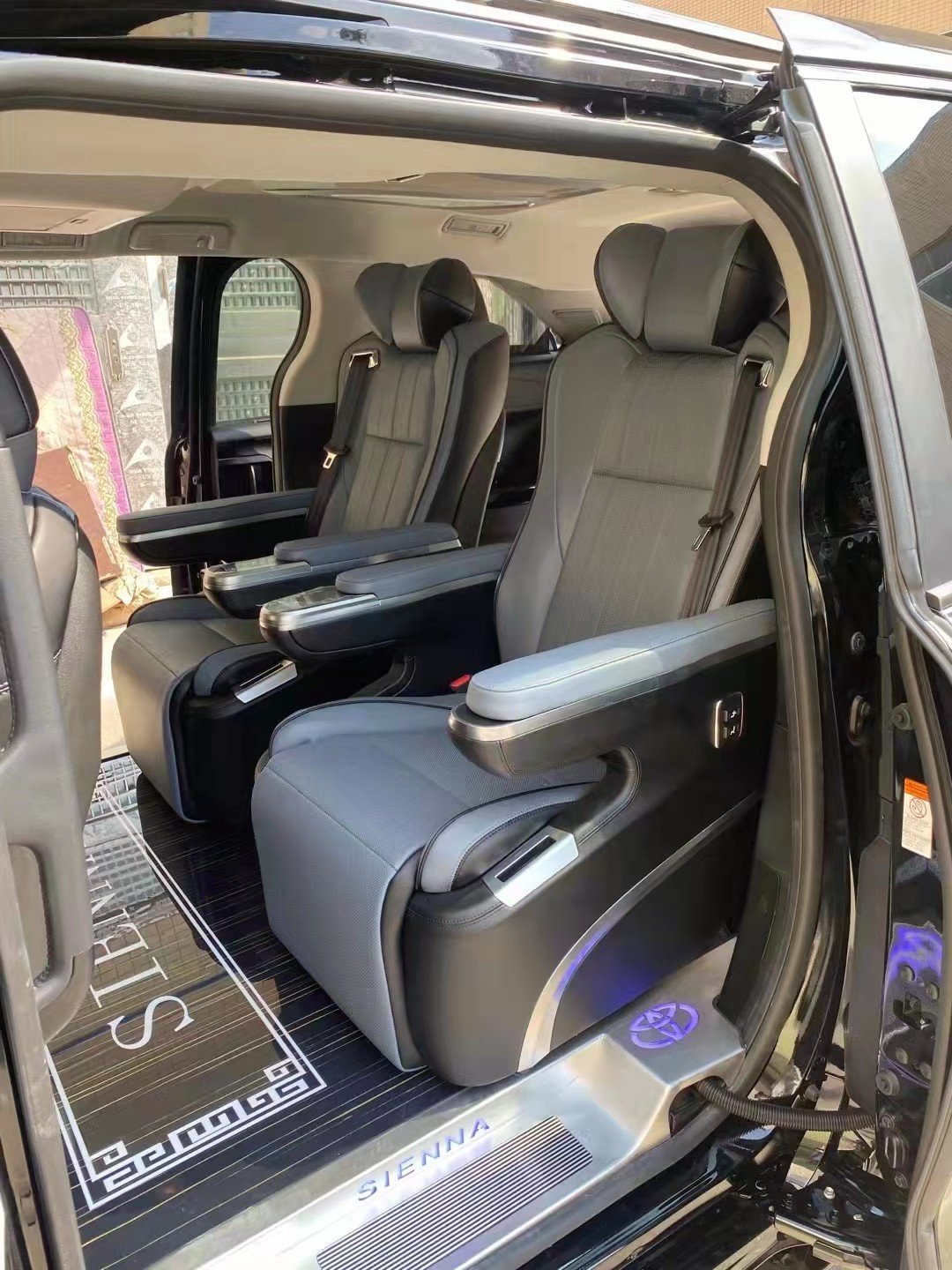 丰田塞纳改装航空座椅及内饰升级