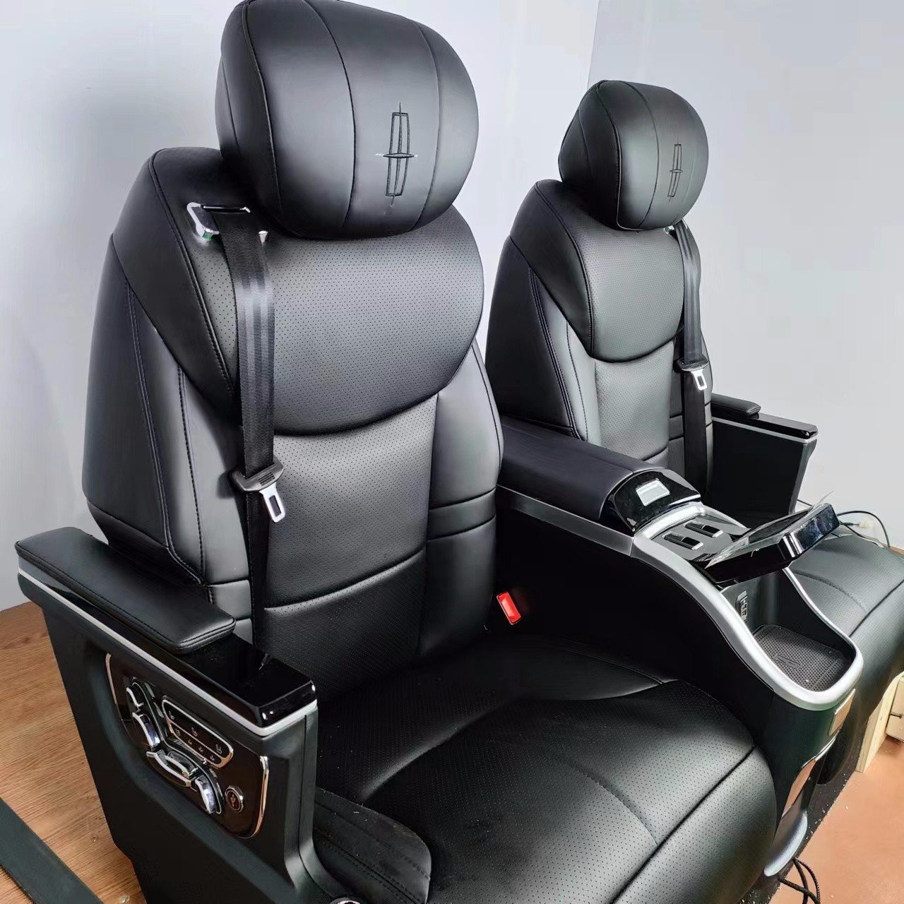 林肯飞行家升级中排扶手冰箱款航空座椅定制案例