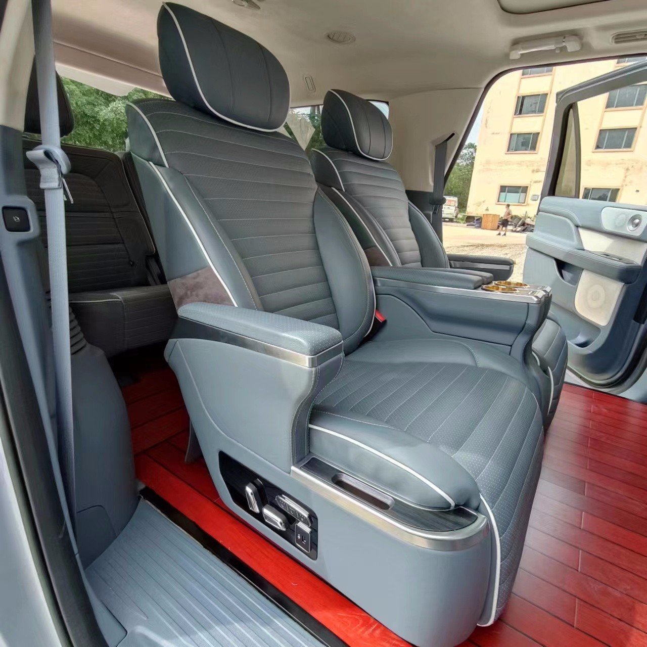 林肯升级航空座椅 沙发床定制案例_凤凰网汽车_凤凰网