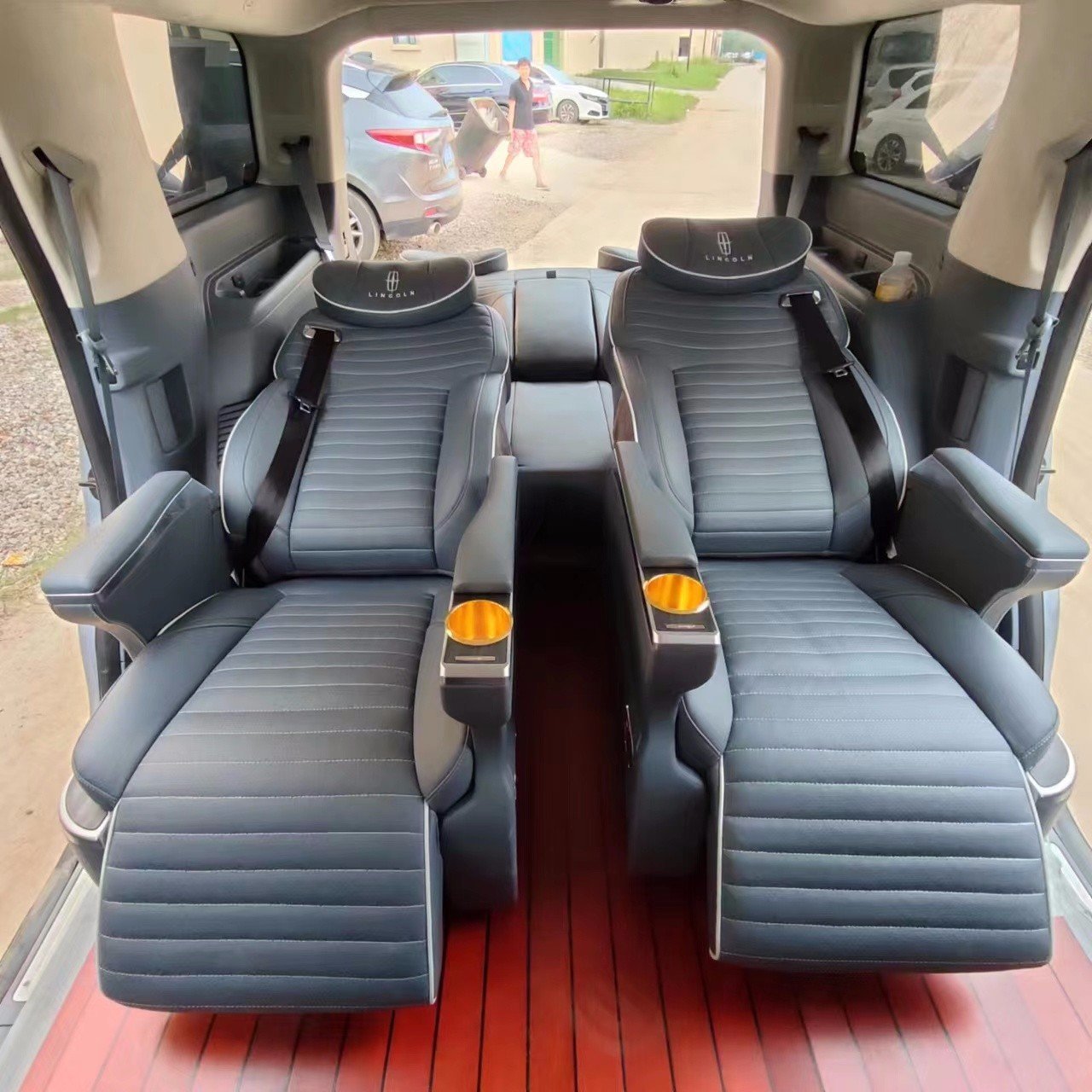 林肯领航员升级航空座椅沙发床