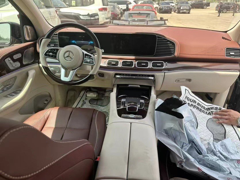 陶瓷纳帕皮革头饰 棕色椴木内饰 木制皮革方向盘 23轮迈巴赫gls600 23