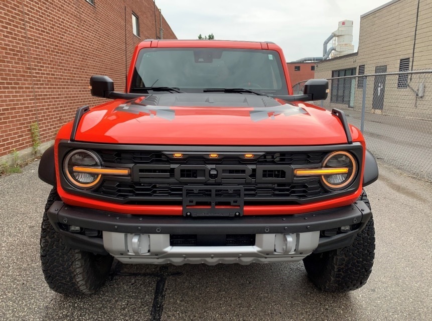 18502224231 微信同步配置:374a豪华包 黑色真皮座椅 橙色安全带 17寸