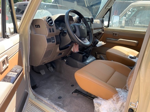 内饰方面:丰田lc71内部设计依旧简洁,销售经理:张女士 18502224231