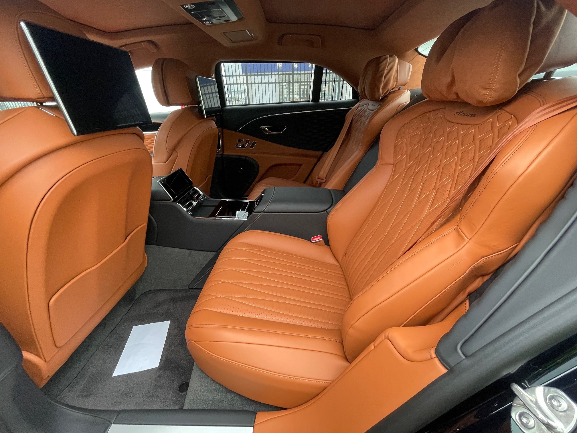 b"字形徽标 - 抛光金属色,led 迎宾灯,naim顶级音响,宾利后排娱乐系统