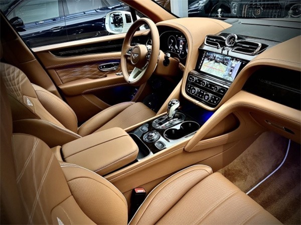 23款宾利添越沙滩白棕港口现车直降促销