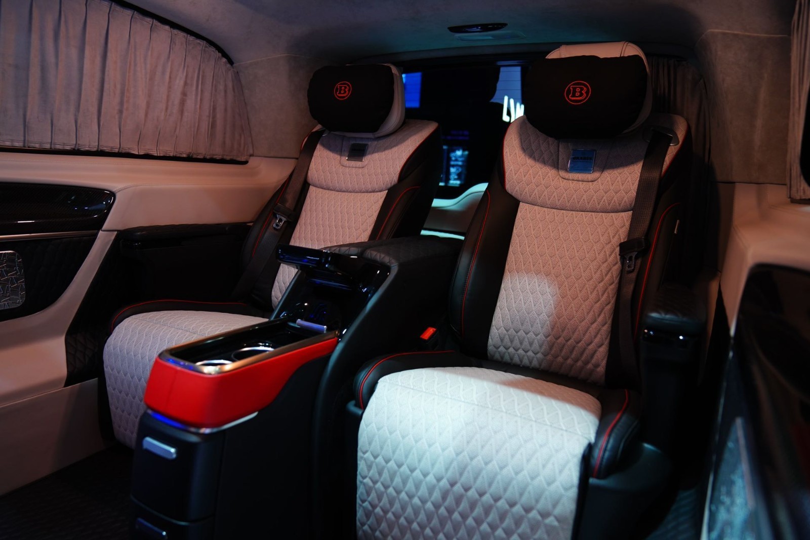 上海奔驰巴博斯7座商务车4s店地址