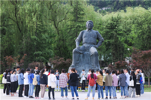 校内丁祖诒老校长雕塑"高考落榜生犹如七八十度的水,只要添一把柴