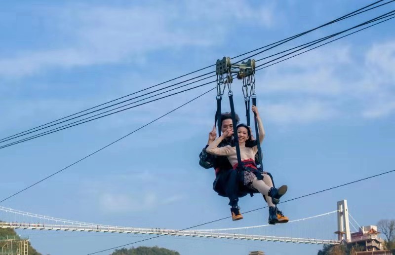 这个七夕,多对情侣在广东英德宝晶宫以蹦极示爱_广东频道_凤凰网