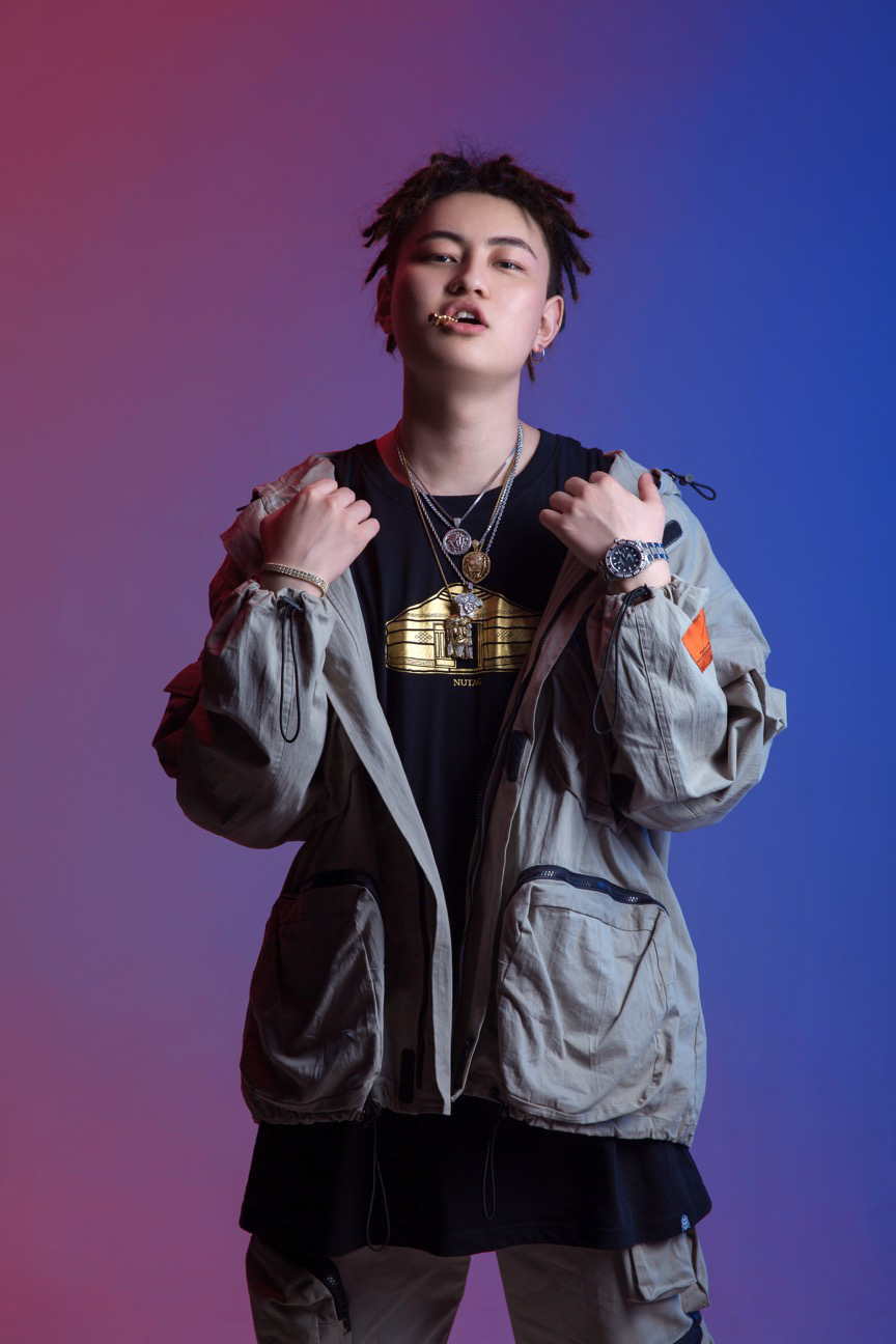 "殺手小巴车"巴音汗独立嘻哈创作音乐人,他的作品自由而灵性,治愈系与