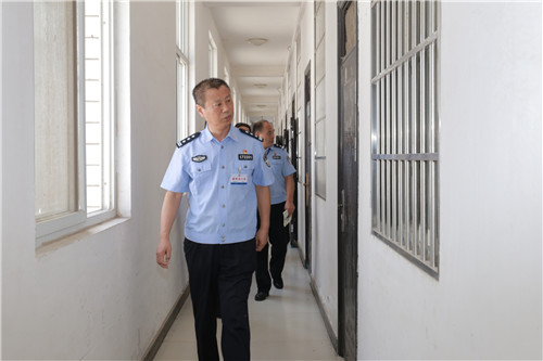 西华县公安局局长张宗锋看望慰问奋战在监管一线的公安民警辅警