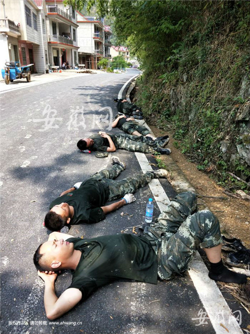 武警官兵在安徽宁国救灾抢险连续作战后躺在地上休息