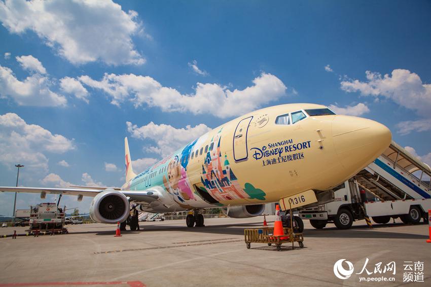 迪士尼主题彩绘飞机达菲联萌号昆明首航