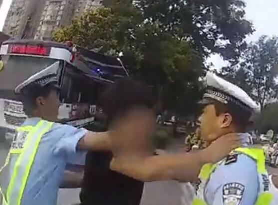 据亳州警方消息,8月22日,男子赵某骑电动车因逆行被亳州交警四大队