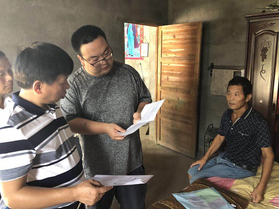 驻村扶贫工作队了解贫困户情况