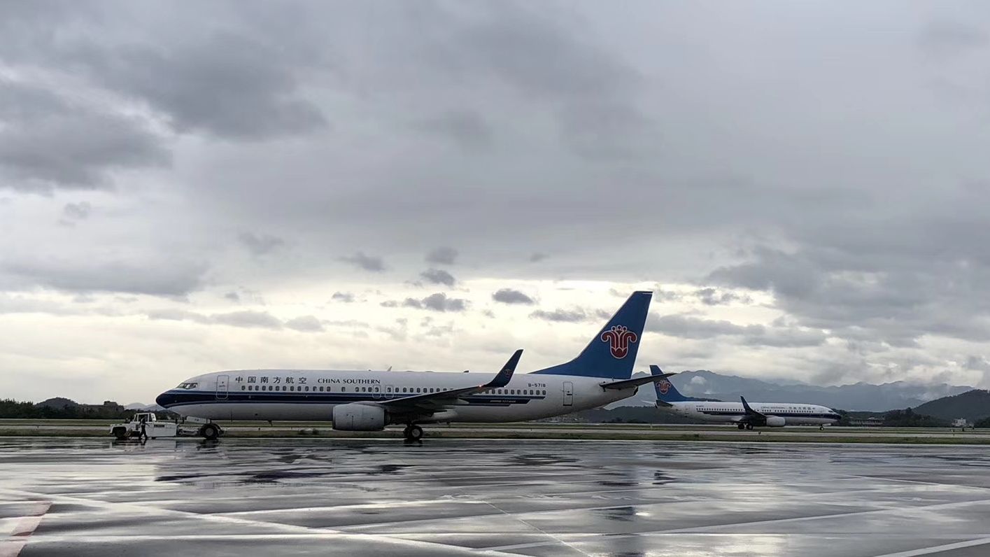 面对台风来临,南航对揭阳潮汕机场前日的4架过夜飞机采取系留2架,入库