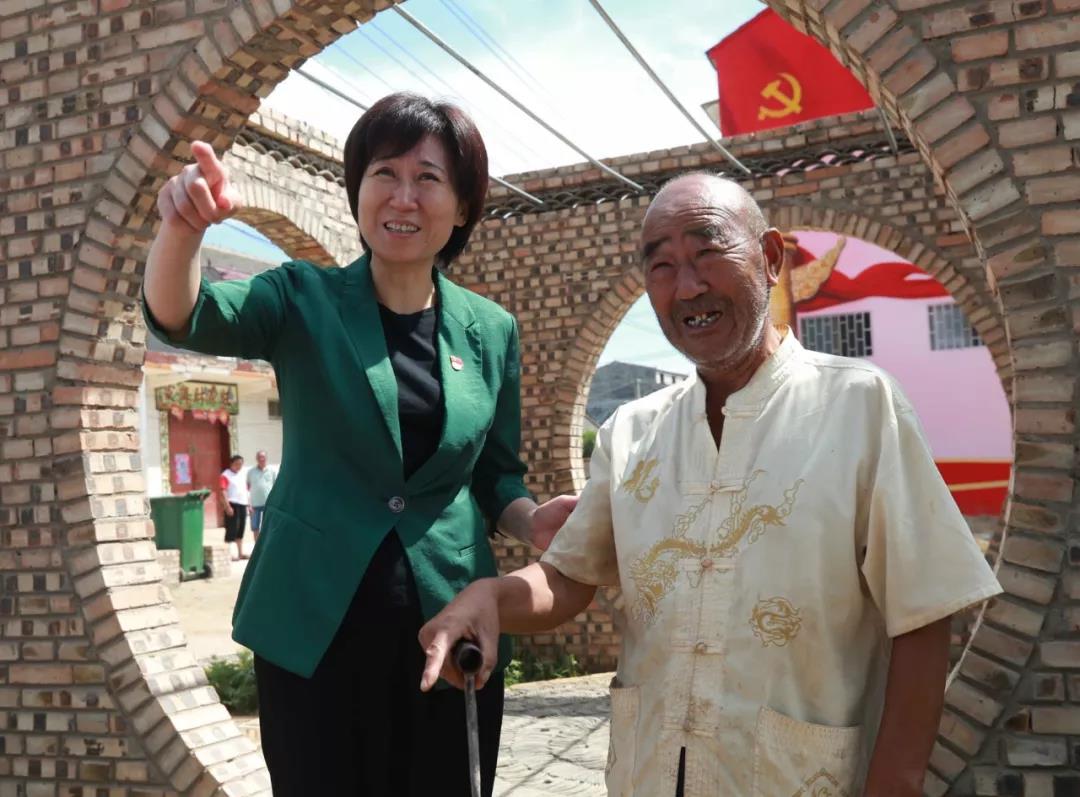 开封市委书记侯红在杞县沙沃乡调研脱贫攻坚工作提升工作标准确保精准