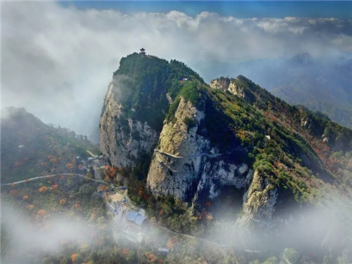 鸡角尖,一峰突兀,高耸入云,向北有九座山峰成一字排开,故称"九星连珠