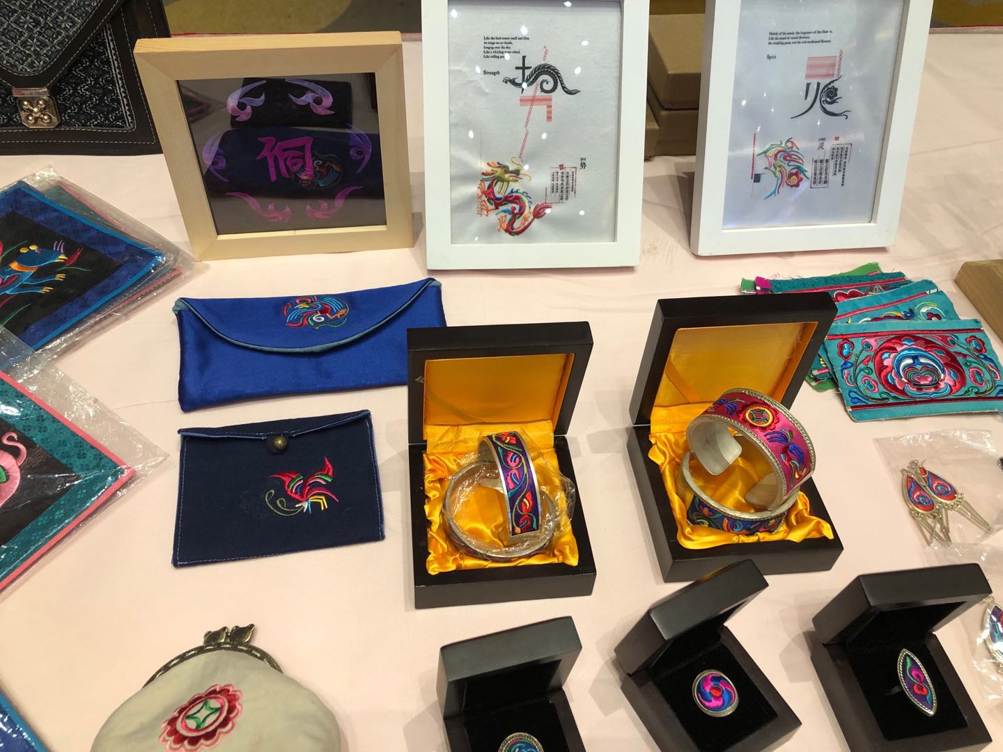 侗族刺绣作品展示富有侗族特色的文创产品三江县委书记邝驱,县委副