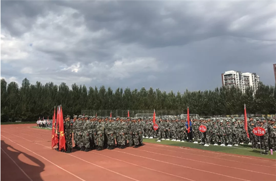 军姿飒爽青春飞扬虹桥中学九月练新兵