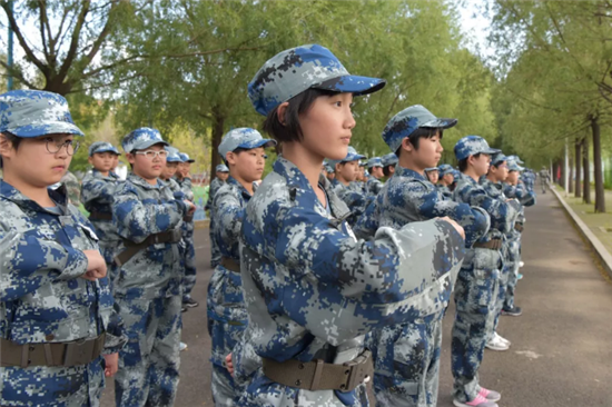 军姿飒爽青春飞扬虹桥中学九月练新兵